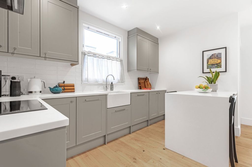 Property photo 2 of 9 Picture No. 12