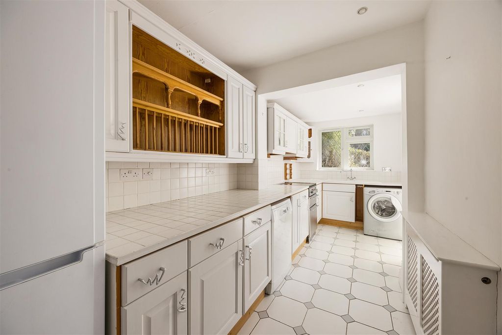 Property photo 3 of 21 Frinton Drive, Ig8