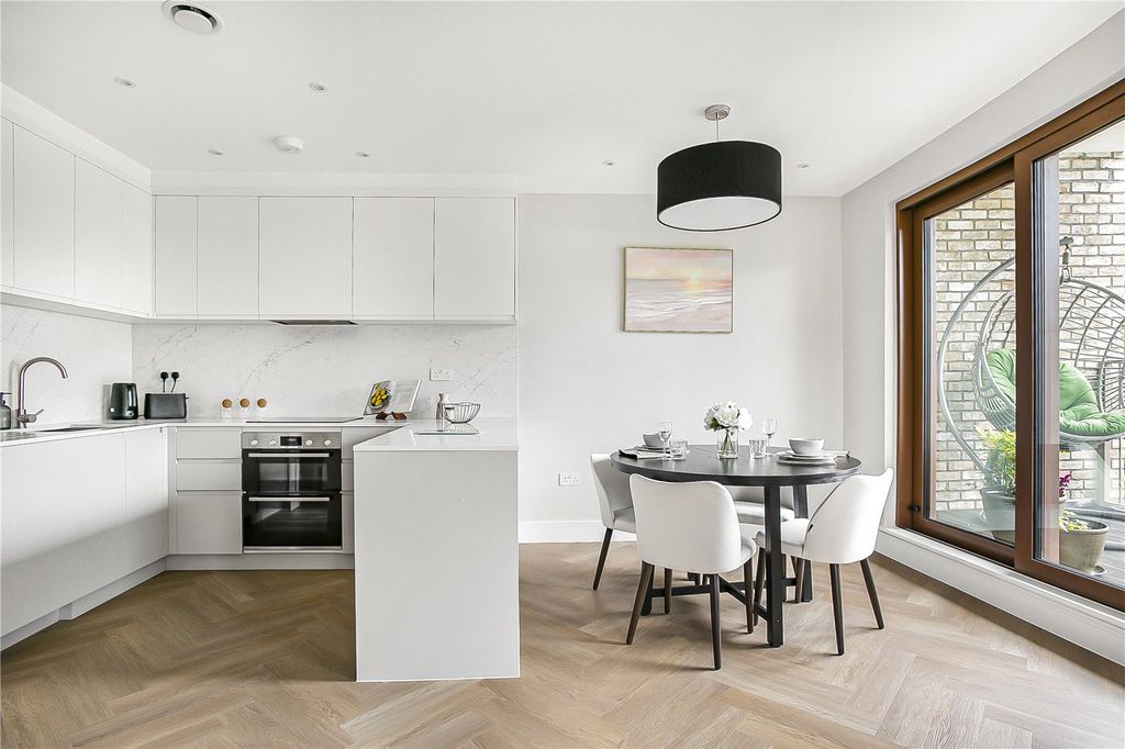 Property photo 1 of 12 Balcony Kitchen Dini