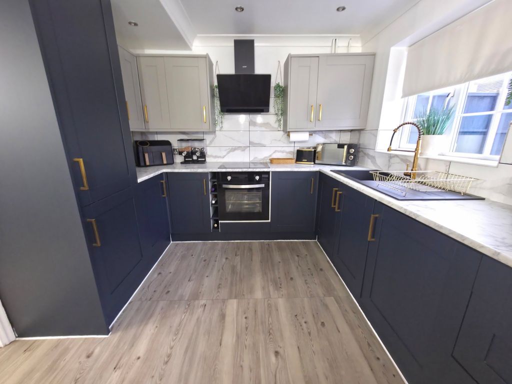 Property photo 3 of 20 Kitchen Area