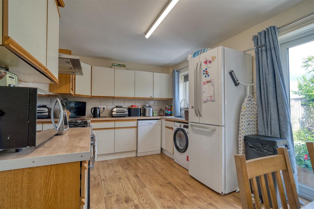 Property photo 2 of 9 Kitchen