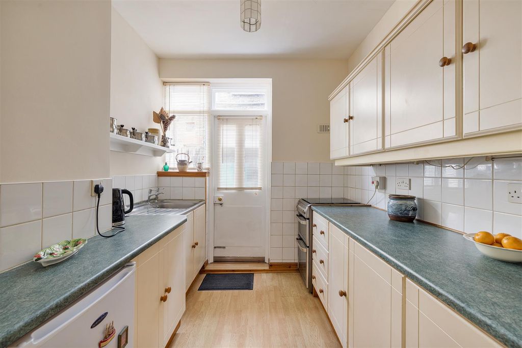 Property photo 3 of 21 Brettenham Road, E17