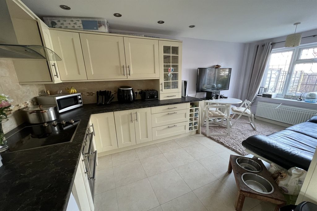 Property photo 3 of 11 Kitchen