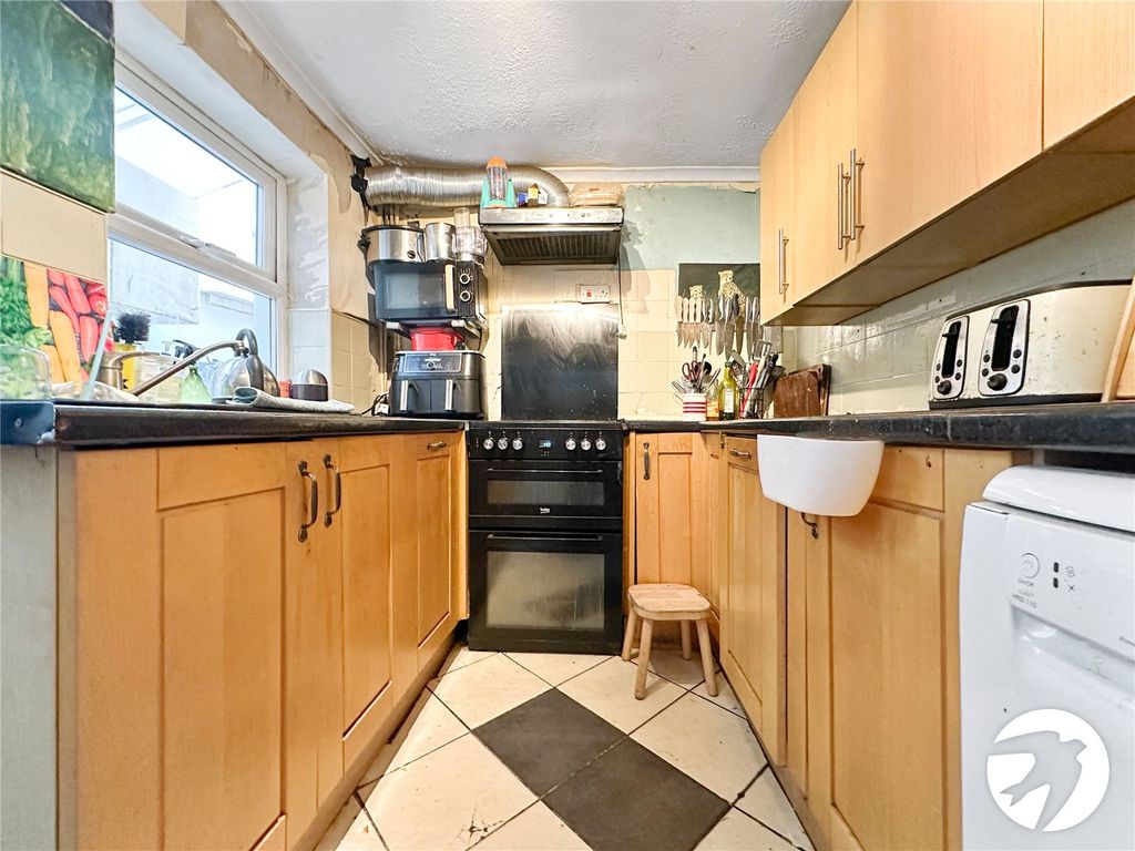 Property photo 3 of 9 Kitchen