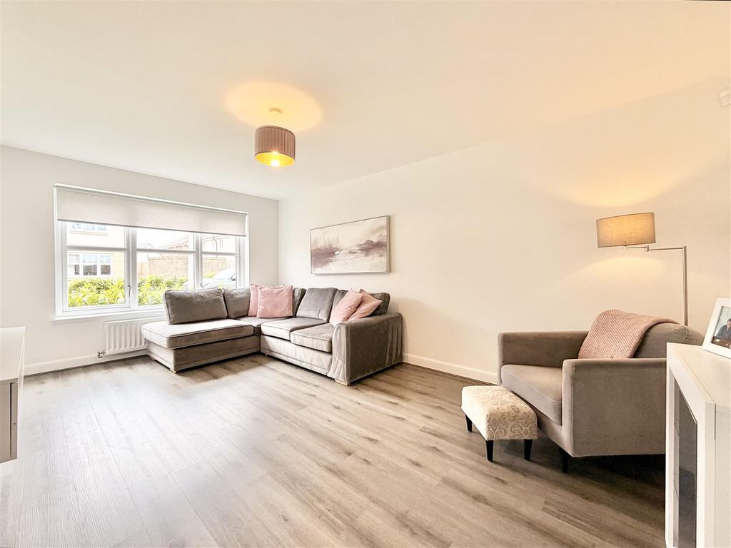 Property photo 2 of 28 Lounge