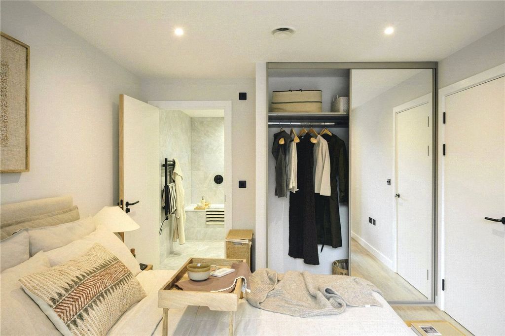 Property photo 3 of 11 Bedroom Wardrobe