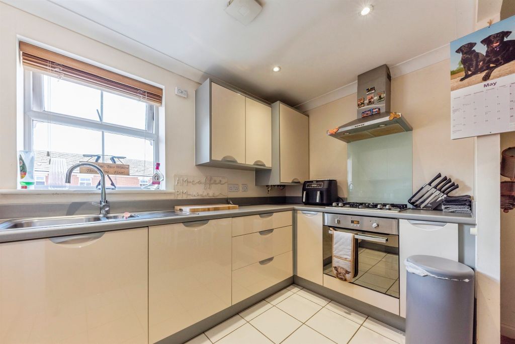 2 bed flat for salePorter Square, Grantham NG31 photo 4