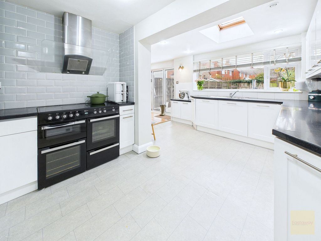 Property photo 3 of 19 Kitchen