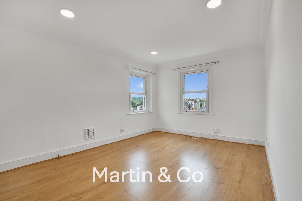 Property photo 3 of 14 1763922249 - 9 Shirley Lodge Mansions, Coombe Road