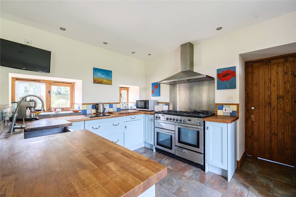 Property photo 3 of 26 Kitchen
