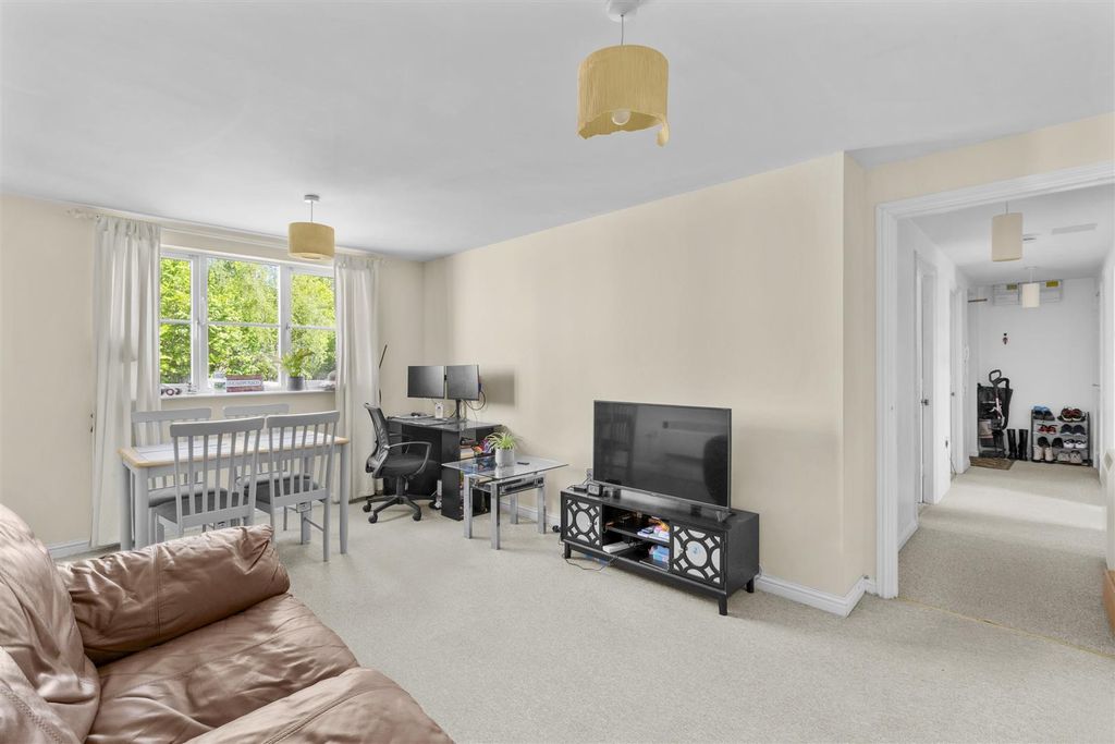 Property photo 3 of 10 Sitting Room (3)