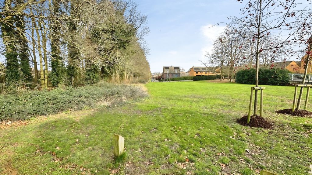 Property photo 2 of 29 Ewemove Estate Agents Basingstoke - Fairway Road