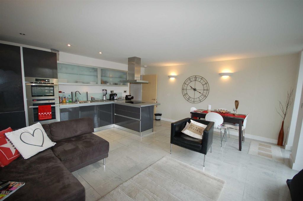 Property photo 2 of 7 Kitchen Lounge