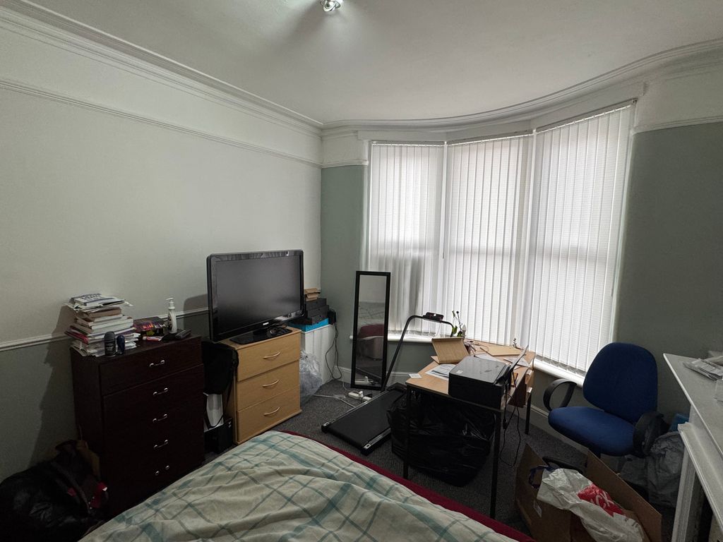 Property photo 3 of 12 Image00040