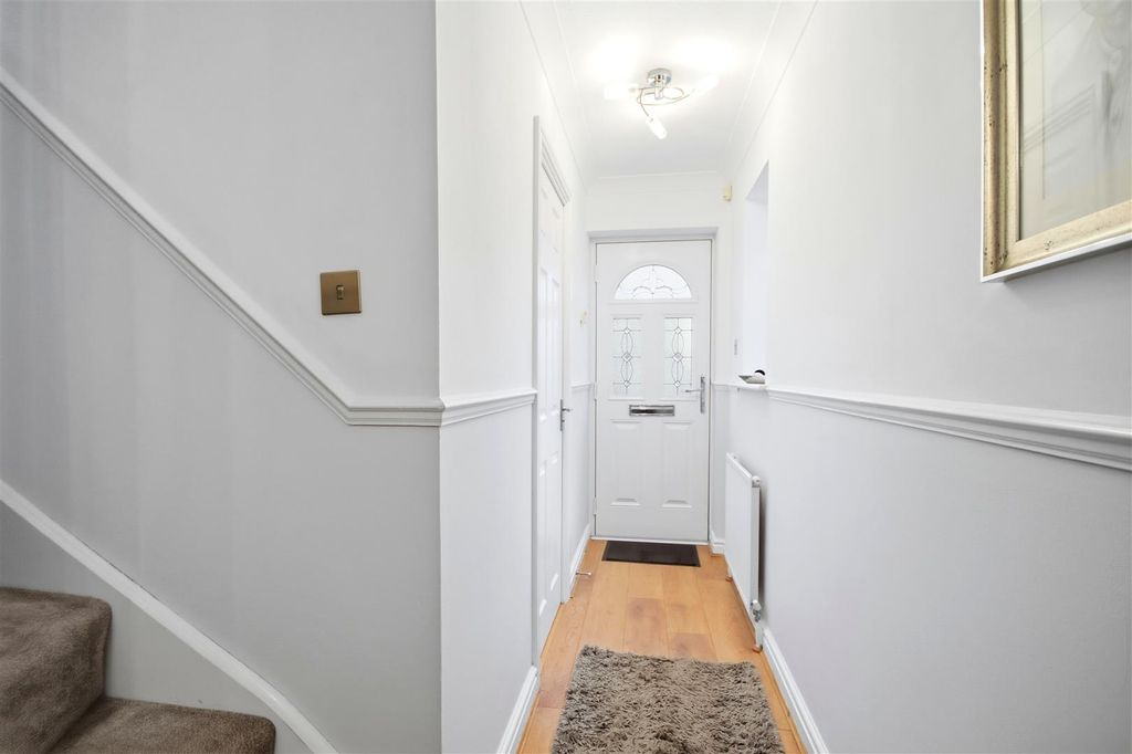 Property photo 3 of 19 Entrance Hall