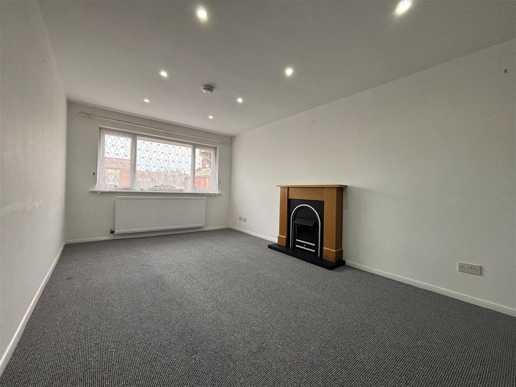 Property photo 2 of 12 Living/Dining Room