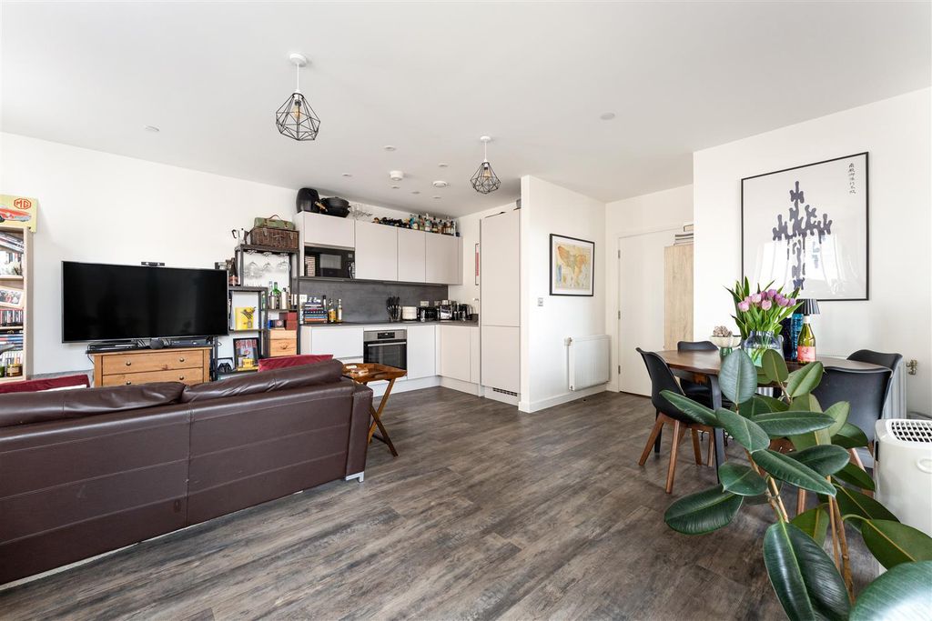 Property photo 3 of 33 Clarkson Crescent, E17
