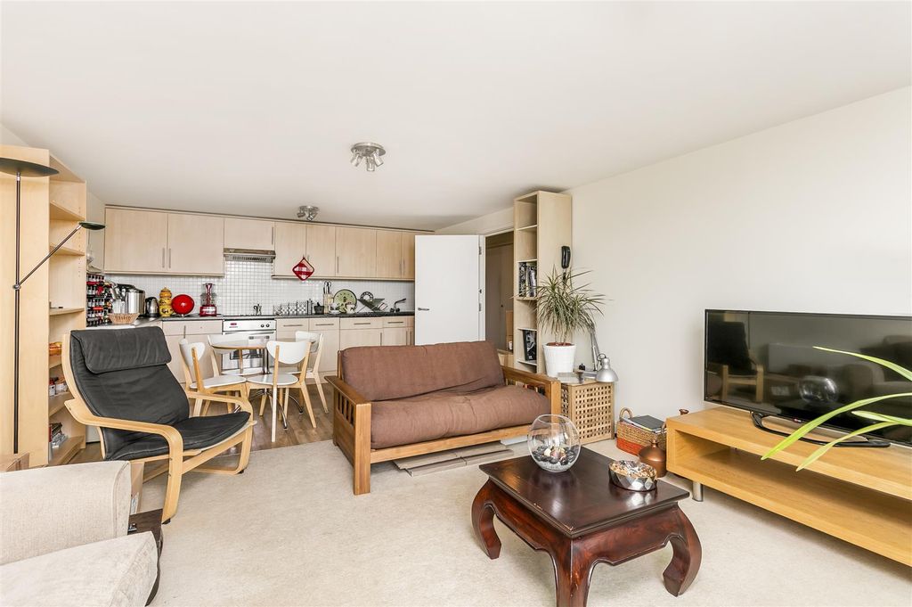 Property photo 2 of 8 Lettings Fulham Farm Close - Reception.Jpg