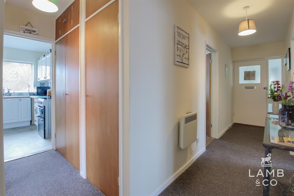 Property photo 2 of 17 Entrance Hall