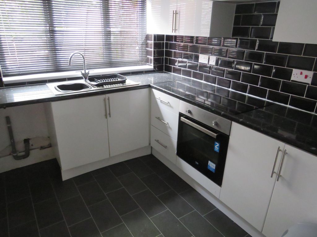 Property photo 2 of 6 Kitchen