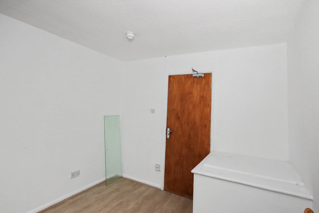 Property photo 3 of 17 9 St Mary's Square, Newmarket, Cb8 0Hz