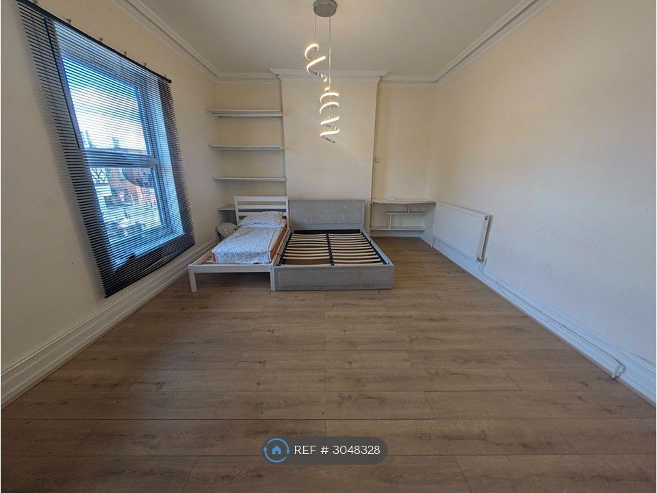 Property photo 2 of 25 Bedroom One