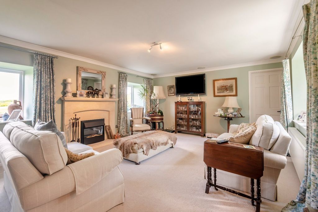 Property photo 3 of 18 Sitting Room