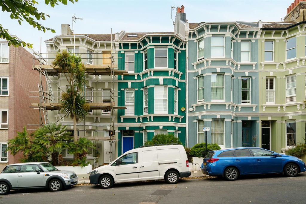 Property photo 1 of 37 Chesham Street Front