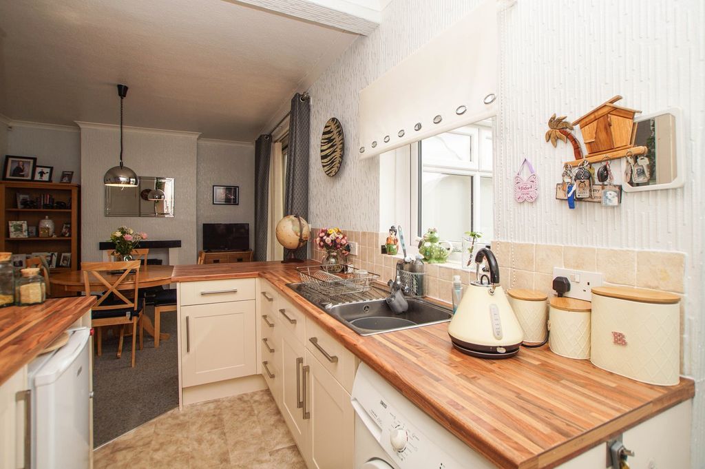 Property photo 2 of 23 Dining Kitchen