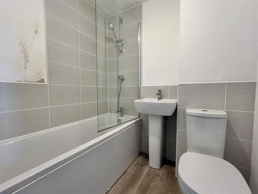 Property photo 1 of 9 Bathroom.Jpg