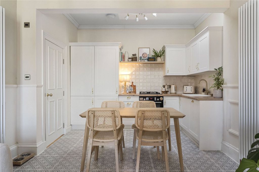 Property photo 3 of 34 17.6 Millar Crescent