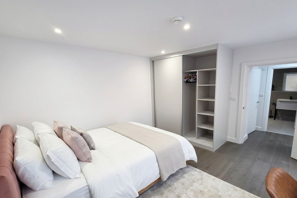 Property photo 3 of 11 Bed1