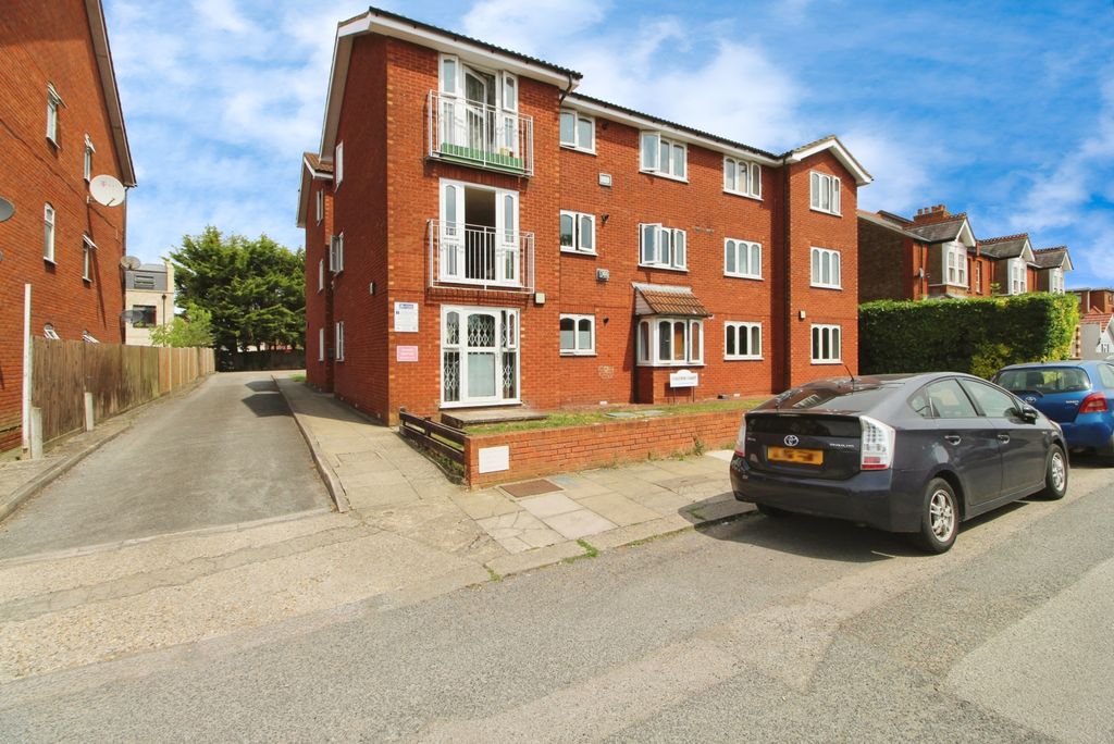 Property photo 1 of 10 One Double Bedroom Ground Floor To Rent