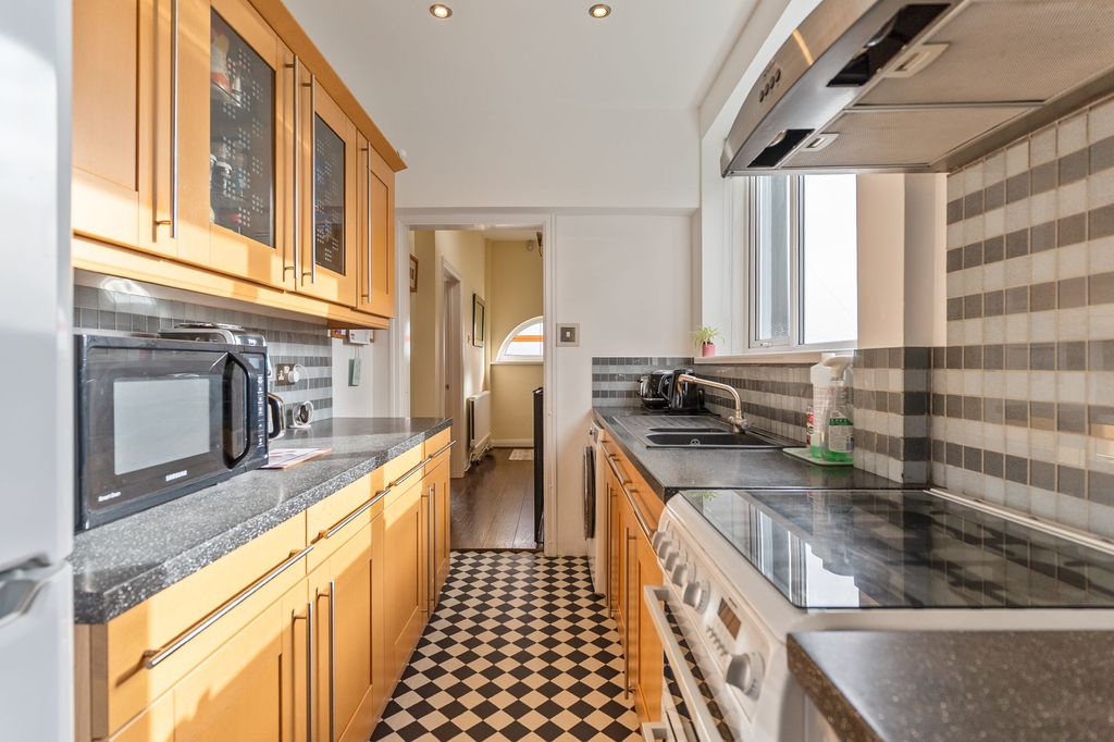 Property photo 3 of 27