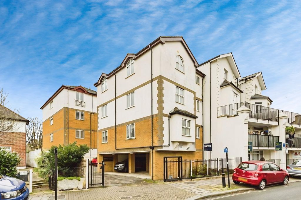 Property photo 1 of 12 One Double Bedroom 1st Floor Flat To Rent