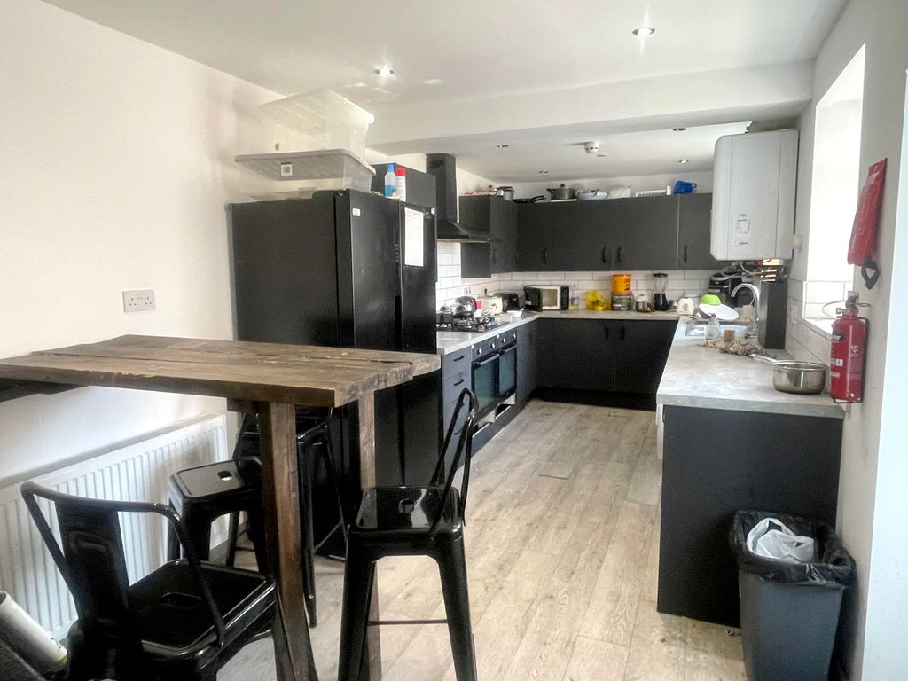 Property photo 2 of 7 Kitchen