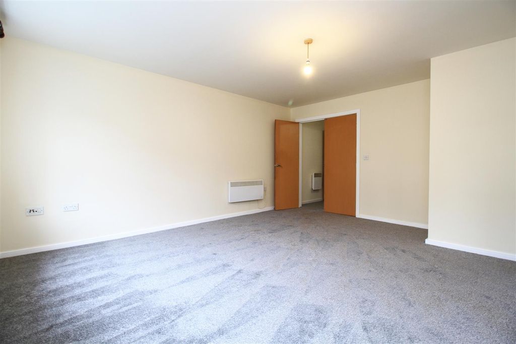 2 bed flat for saleThe Links, Hyde SK14 photo 4