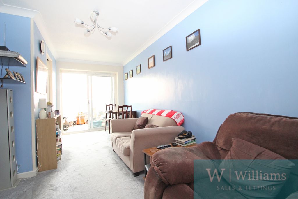 Property photo 3 of 10 Lounge