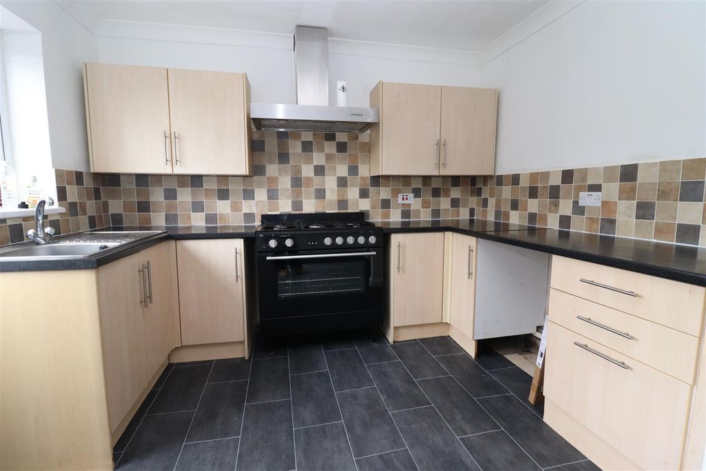 Property photo 2 of 11 Kitchen