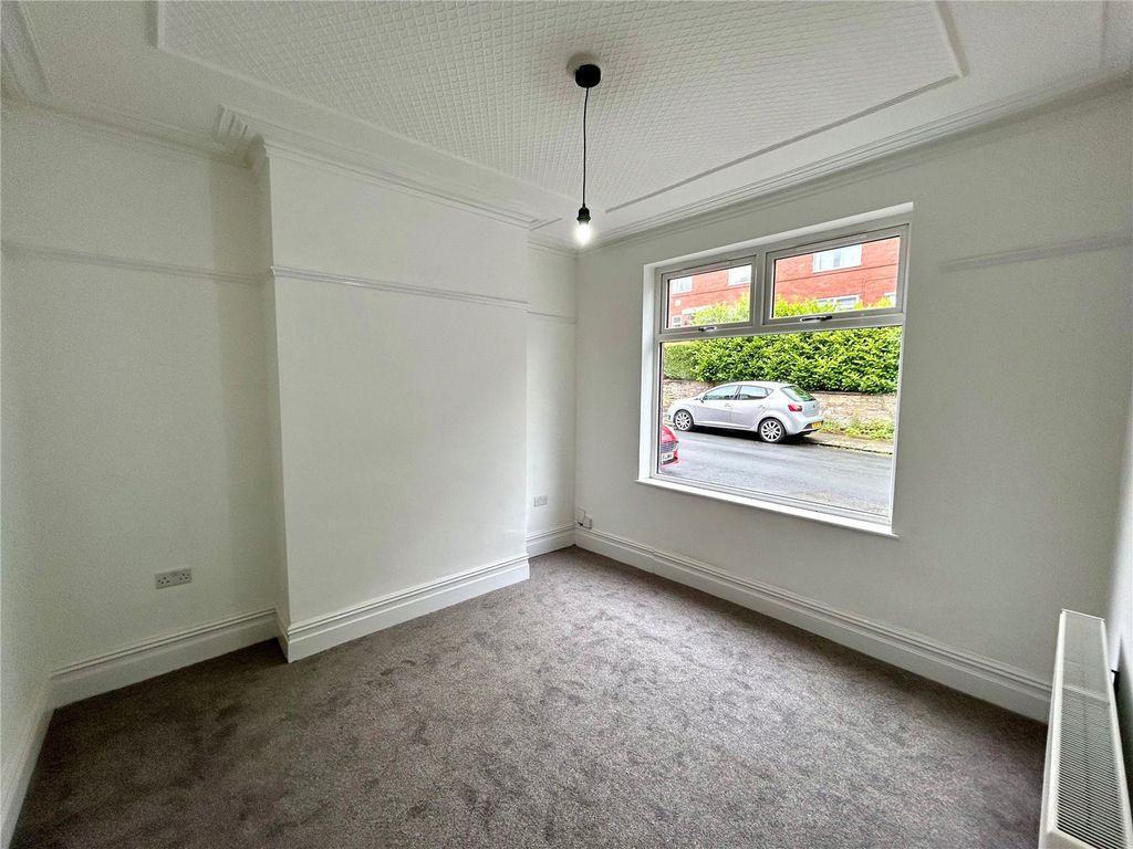 Property photo 3 of 14 Lounge