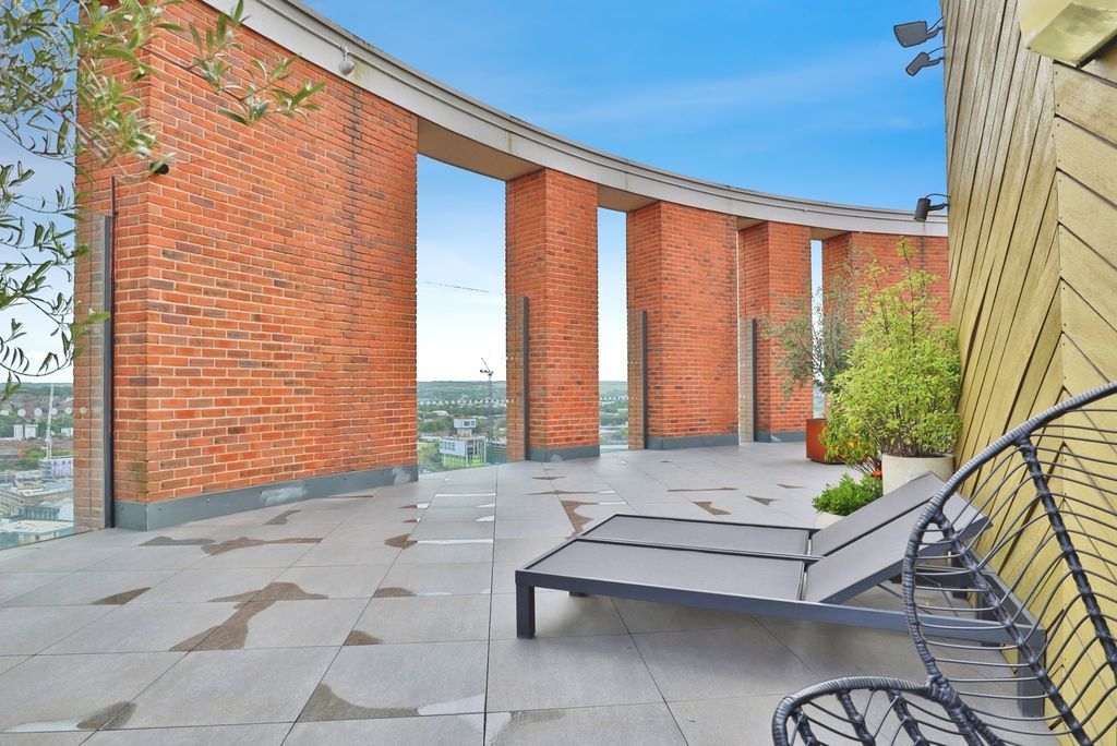 Property photo 3 of 16 Roof Terrace
