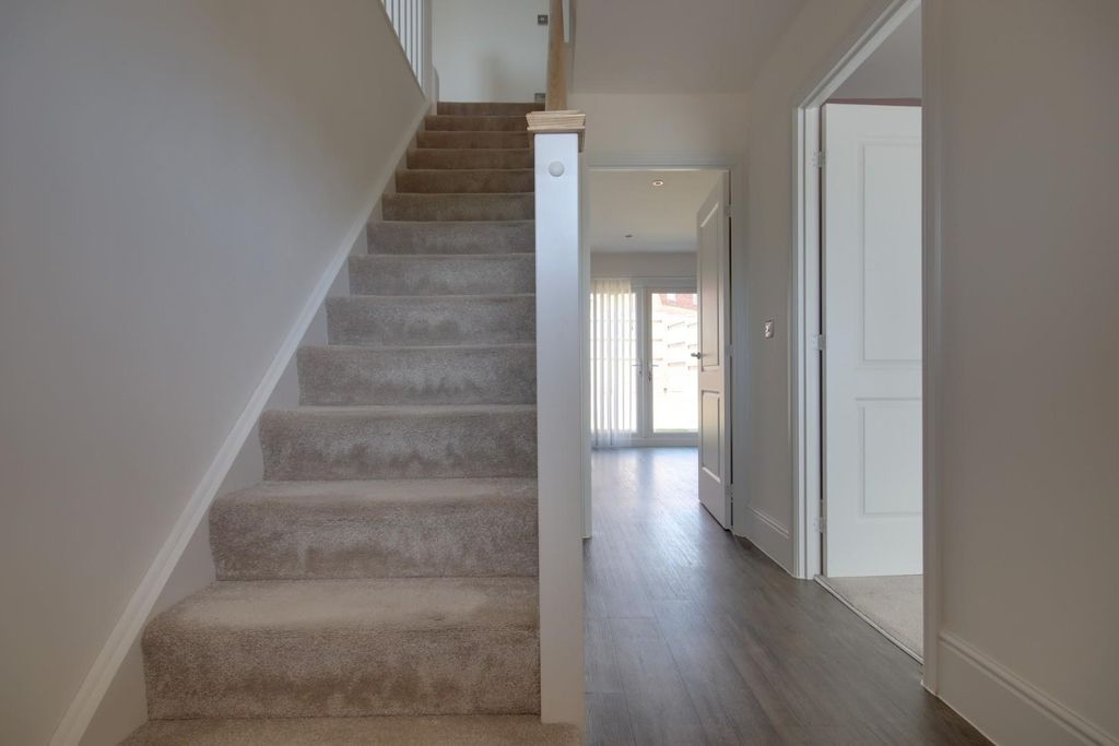 Property photo 2 of 21 Entrance Hall