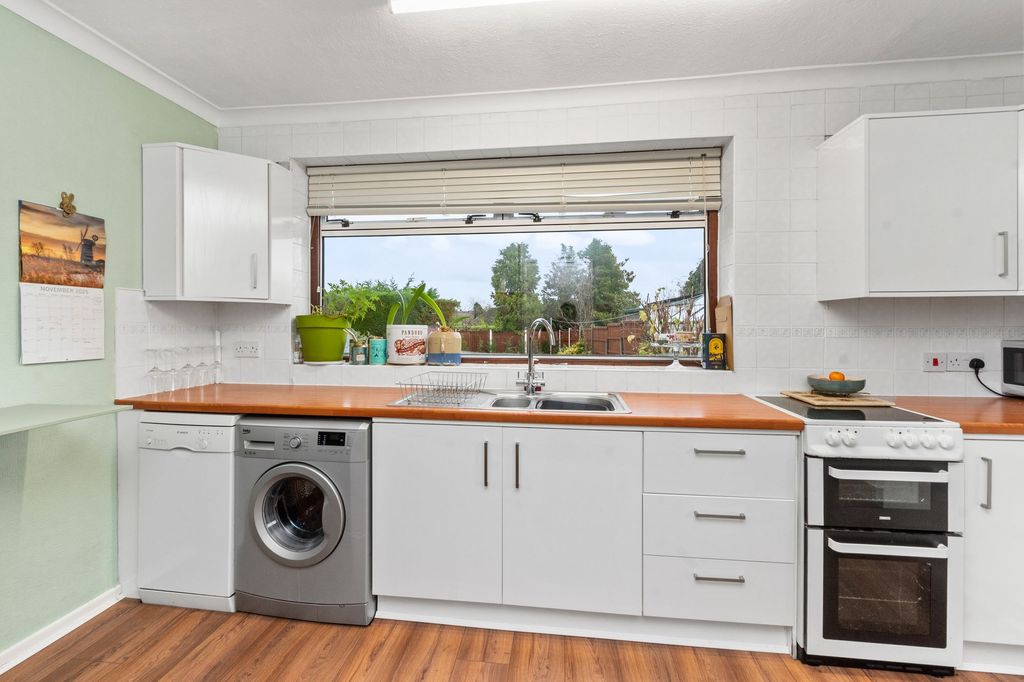 Property photo 3 of 32