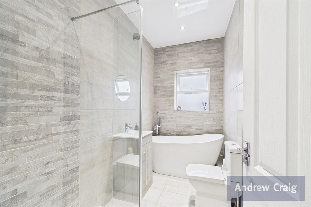 Property photo 3 of 19 Bathroom