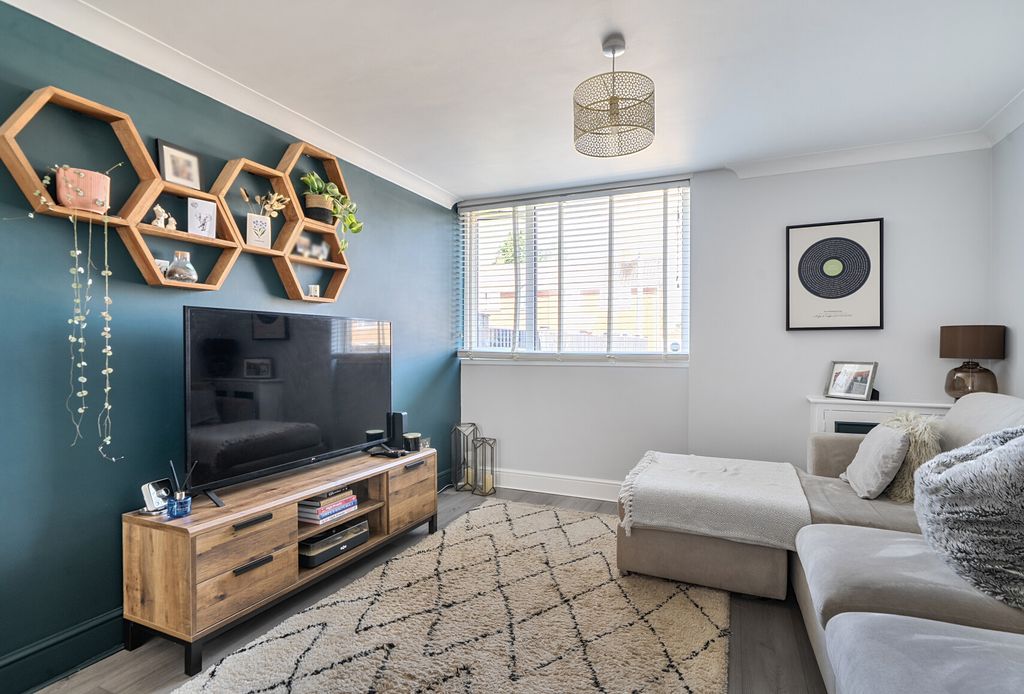 Property photo 2 of 23 1456877-7-6A158Db...