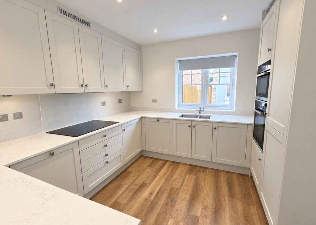 Property photo 3 of 11 Kitchen