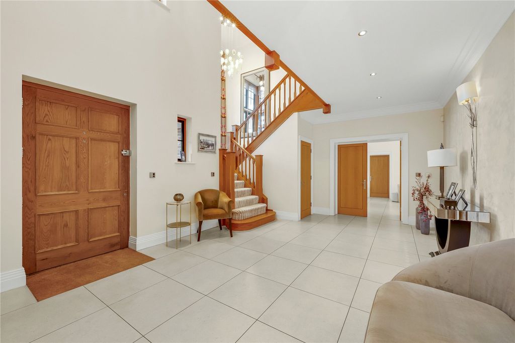 Property photo 2 of 21 Entrance Hall