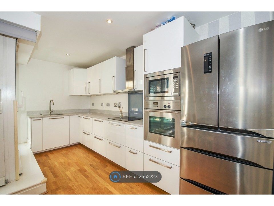 Property photo 3 of 7 Kitchen