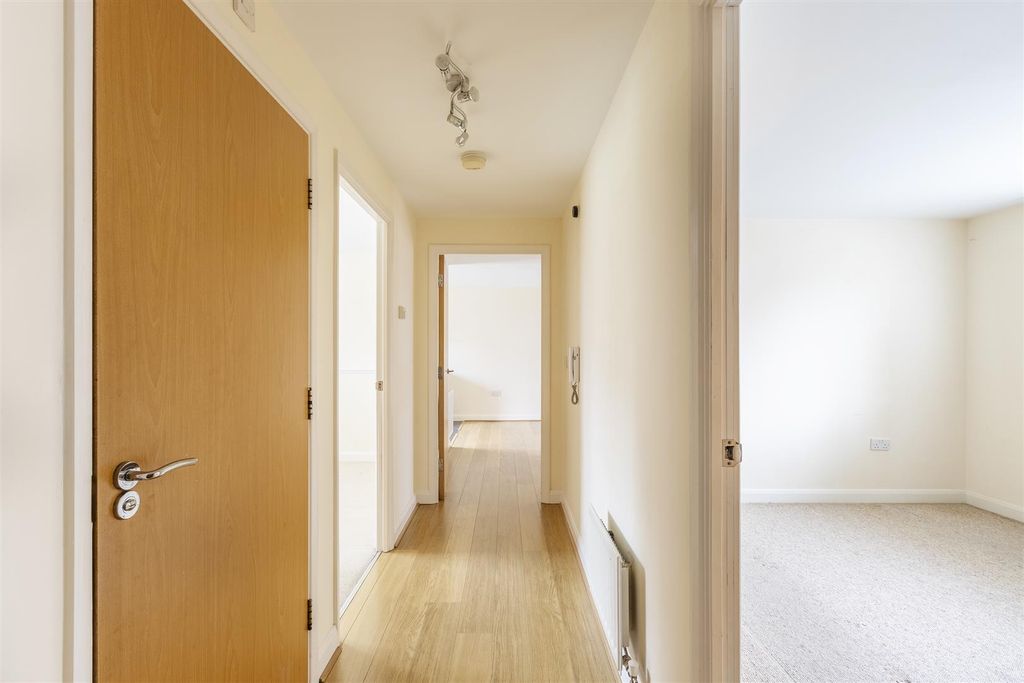 Property photo 2 of 17 Entrance Hall