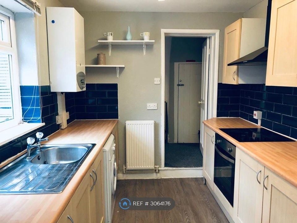 Property photo 2 of 8 Kitchen